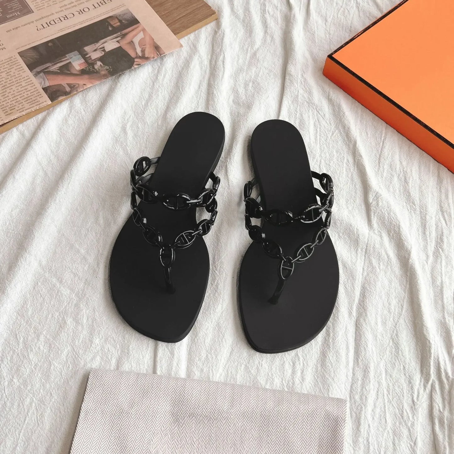 2026 Chain Pig Nose Flip-flops with Bright Jelly Shoes Wearing Flat Beach Toe Cool Slippers Women